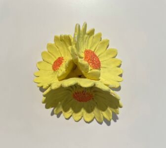 Kazumasa Mizokami fiori amarillo terracotta dipinta Giappone gerbere