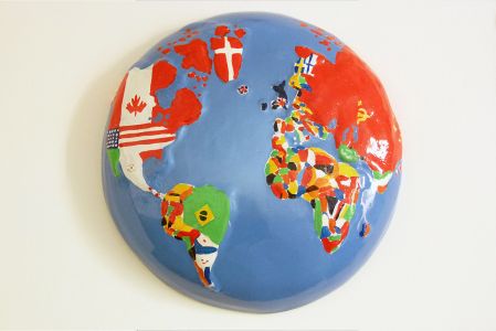 Gianni Cella omaggio Alighiero Boetti mondo tondo bandiere mappa vetroresina