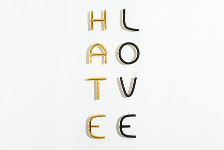 Fabrizio Dusi Hate Love installazione ceramica oro terzo fuoco