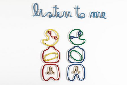 Fabrizio Dusi listen to me installazione ceramica oro terzo fuoco