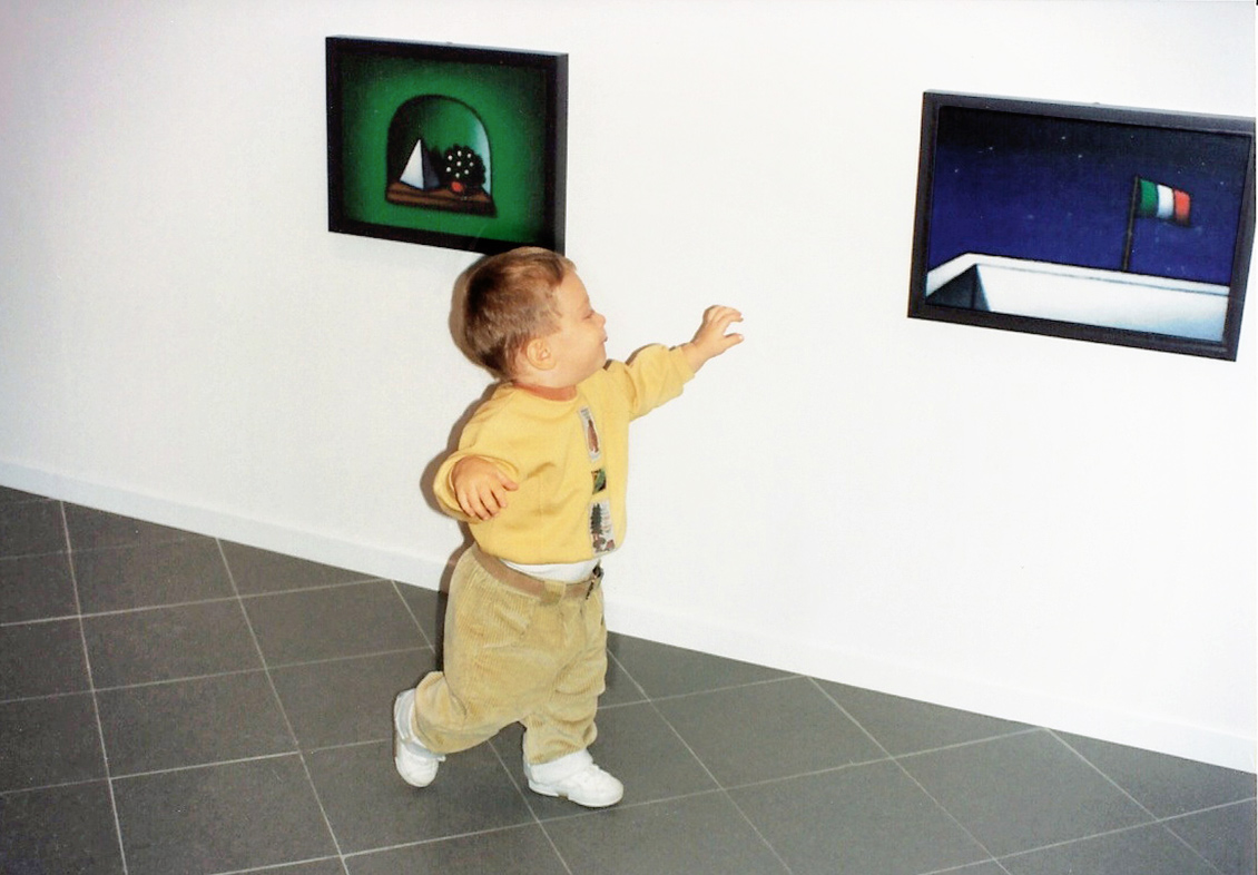 Un bambino vicino alle opere di Tino Stefanoni