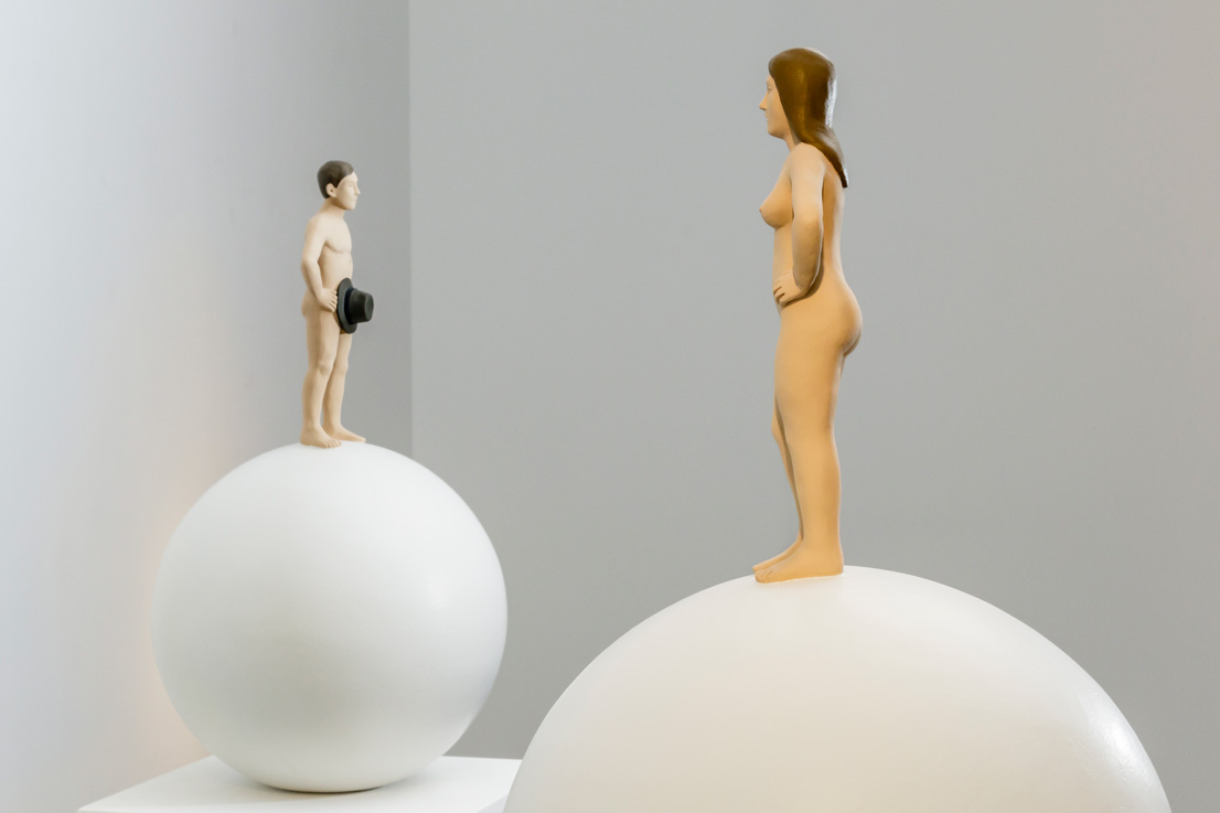 Allestimento mostra approcci di Nando Crippa