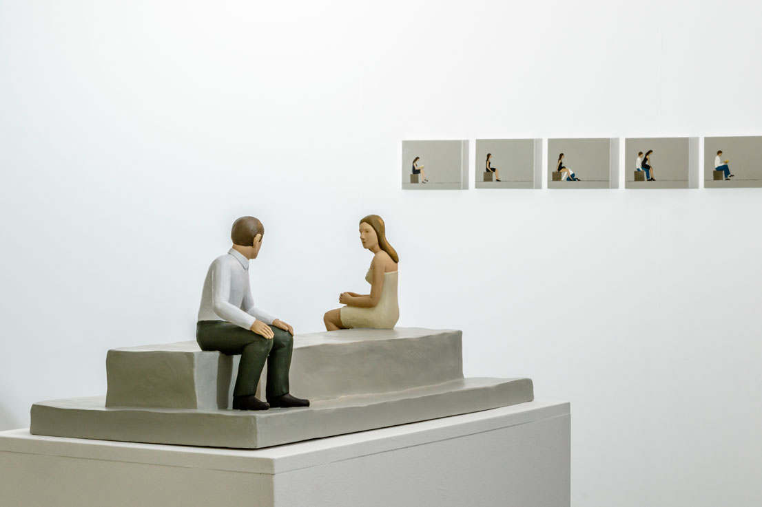 Allestimento mostra approcci di Nando Crippa