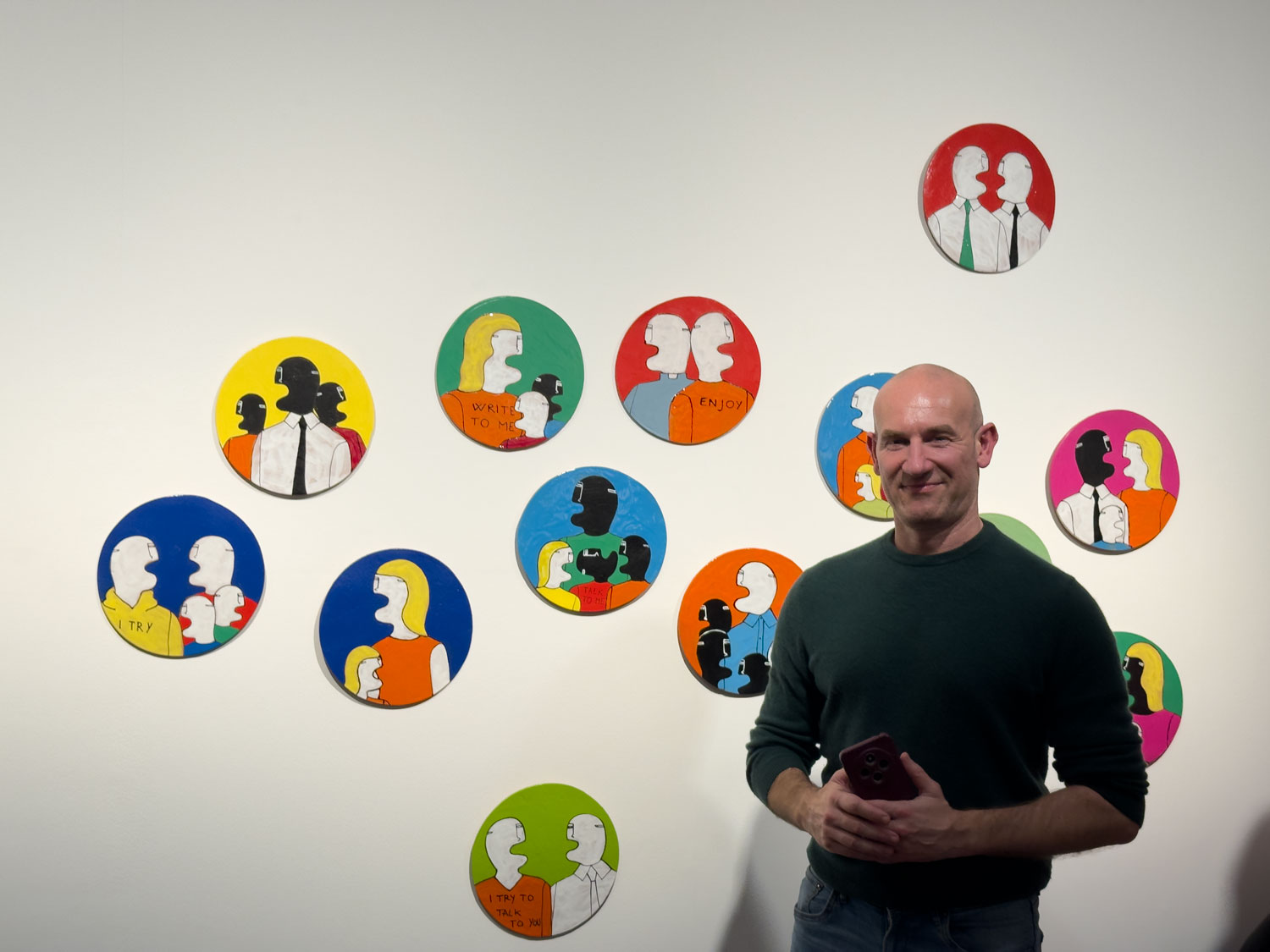 Artista Fabrizio Dusi con una sua opera