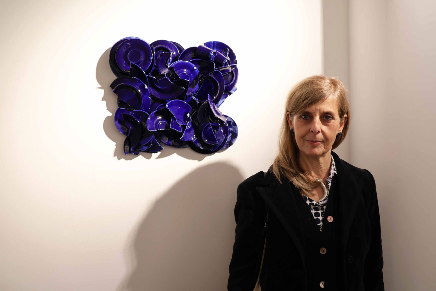 Artista Matilde Domestico con una sua opera