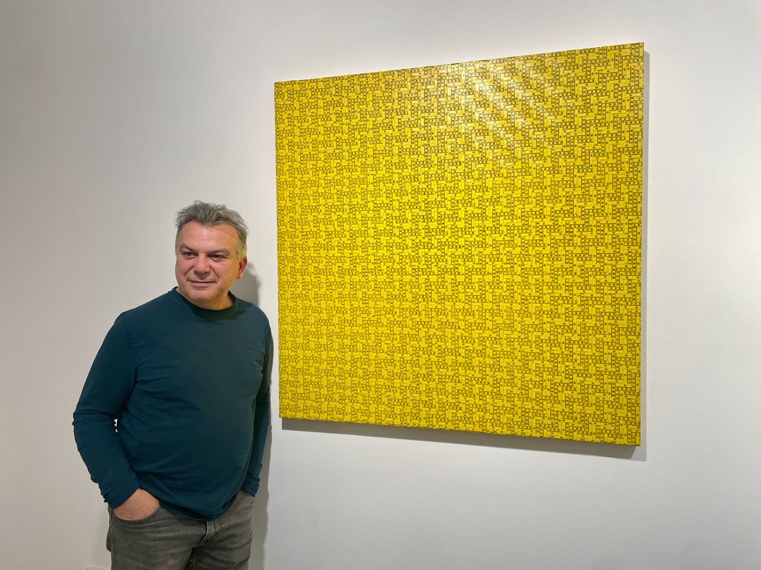 Artista Mimmo Iacopino con una sua opera